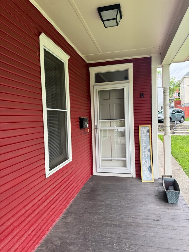 Unit B - 911 Campbell Ave SW