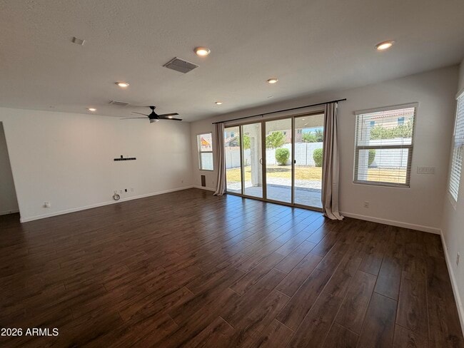 Building Photo - 9948 E Thornbush Ave