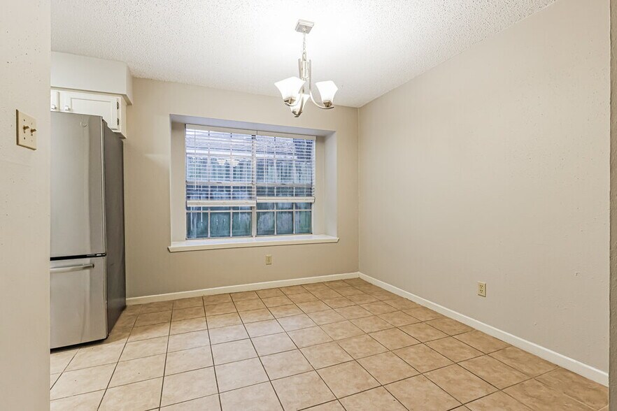 Building Photo - 18606 Hiddenbay Way