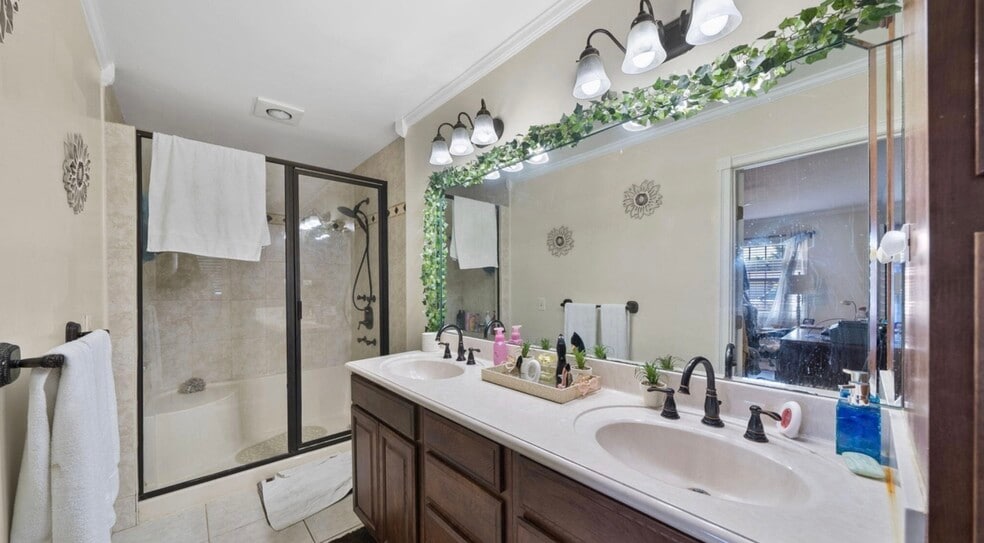 Building Photo - 1018 W 12th St