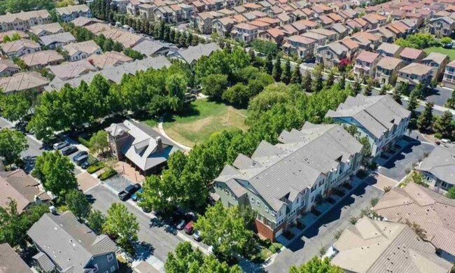 Building Photo - Stunning 3 Bedroom 2.5 Bath Town Home in p...