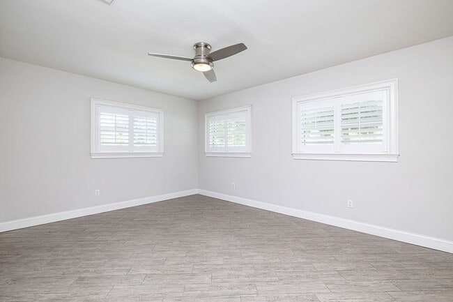 Building Photo - Updated Beach Park Home