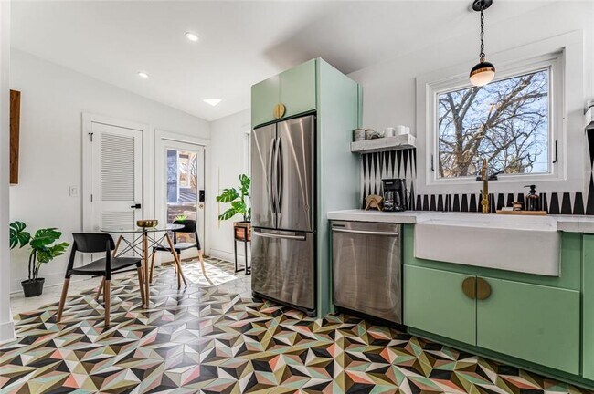 Building Photo - 724 Charles Allen Dr NE