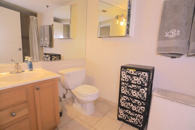 Building Photo - 700 1st St