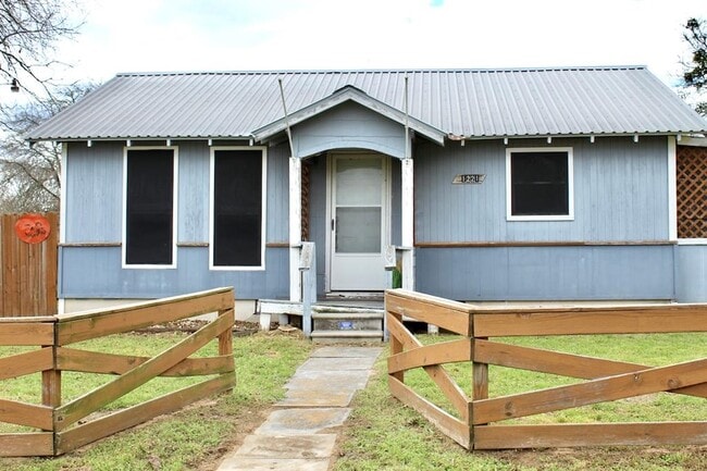 Primary Photo - 1221 Giddings St