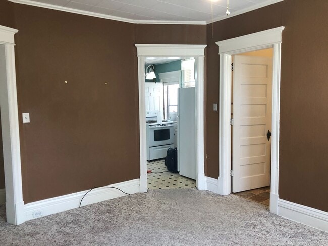 Building Photo - 1st Floor 2 Bedroom Apartment w/ Private Basement - Available July 1st
