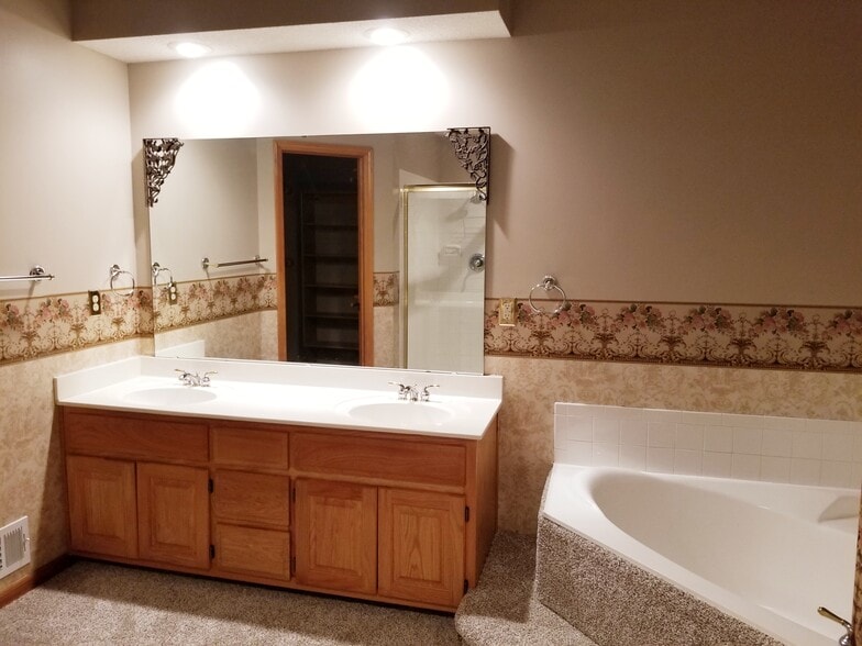 Master bath - 21506 W 53rd Terrace