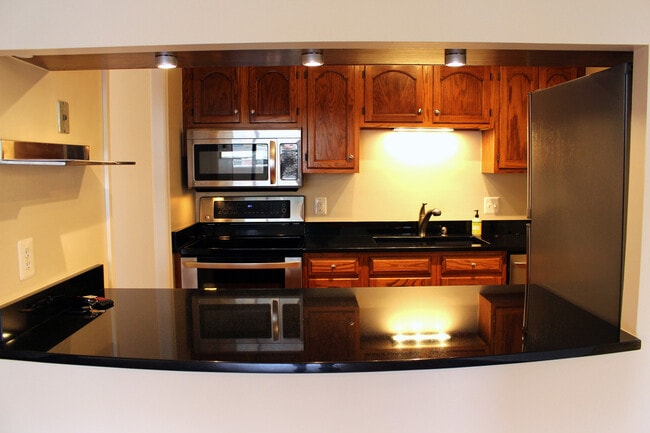 Building Photo - 1301 N Courthouse Rd