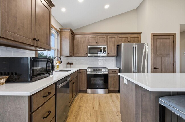 Building Photo - 557 Cannondale Ave