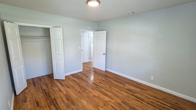 Building Photo - Beautiful 3 Bed 1 Bath House With Double Garage Available Now!
