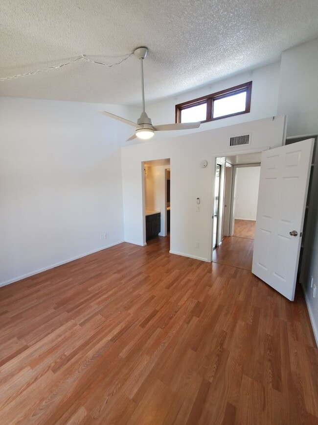 Building Photo - Townhome - newly remodeled kitchen - priva...