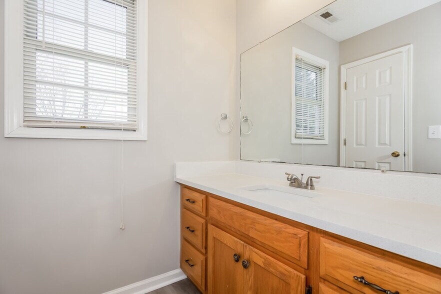 Building Photo - 201 Linville Ct