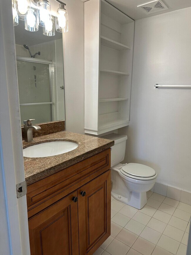 Building Photo - 505 S Pine Island Rd