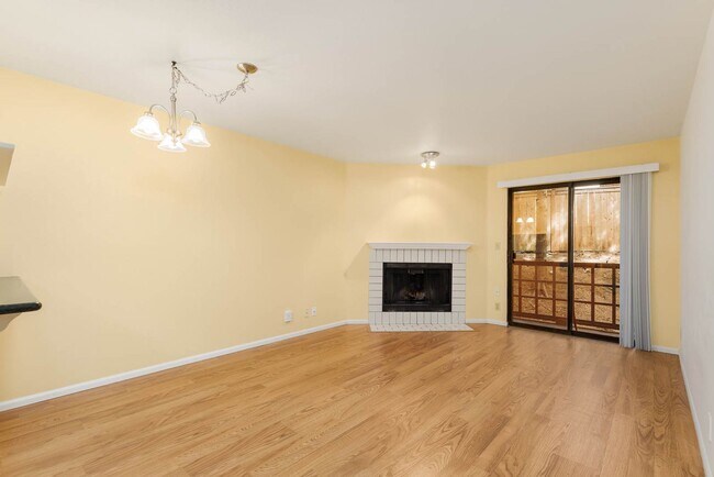 Building Photo - 710 N 160th St