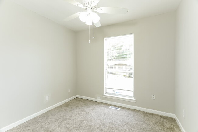 Building Photo - 232 Glenvalley Ln NW