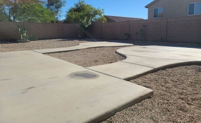 Building Photo - 5 Bedroom, 3 Bath Home in Secluded Neighbo...