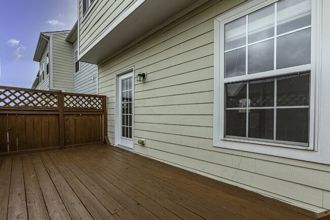 Building Photo - 4 BR Townhouse in Idlewild