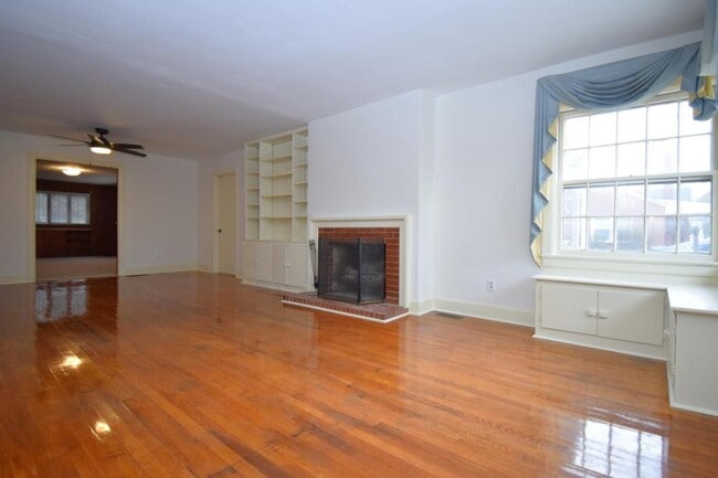 Building Photo - 482 Snow Hill St