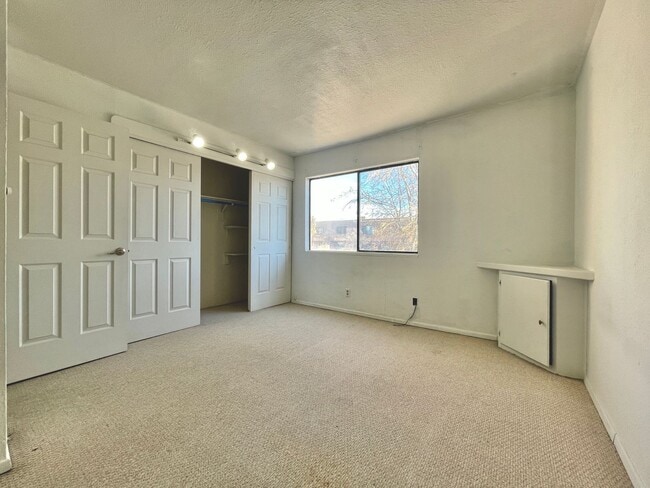 Building Photo - Cozy 2 Bedroom 2.5 Bathroom In The Heart of ABQ!