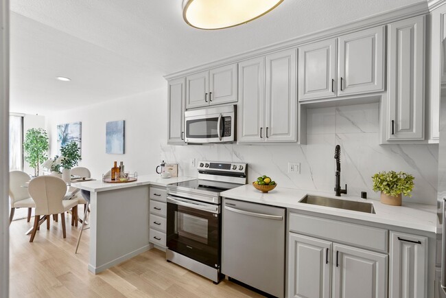 Building Photo - BEAUTIFULLY REMODELED CATHEDRAL HILL CONDO...