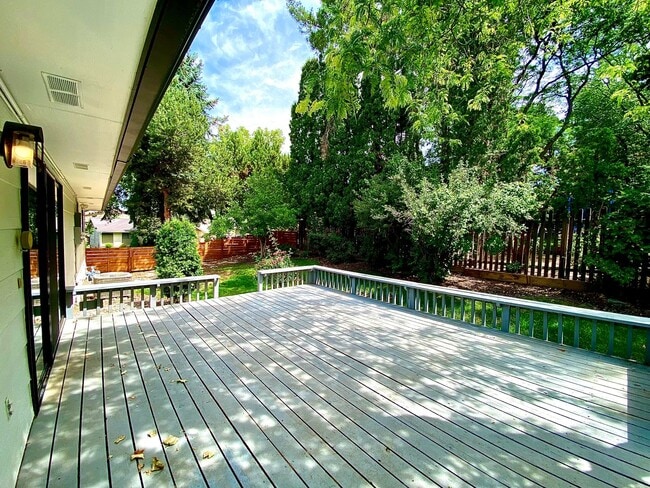 Building Photo - Lovely Highlands Home w/a View Available 7...