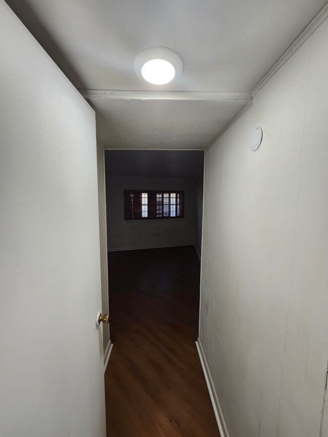 Building Photo - The House Boat Garage Apartment