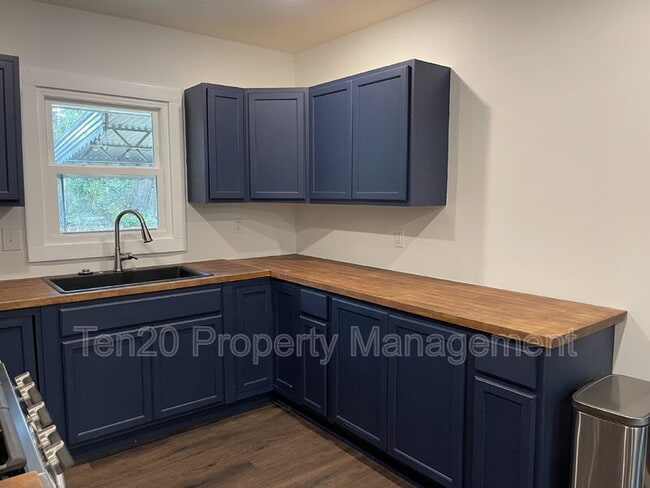 Building Photo - 5835 Darral Dr