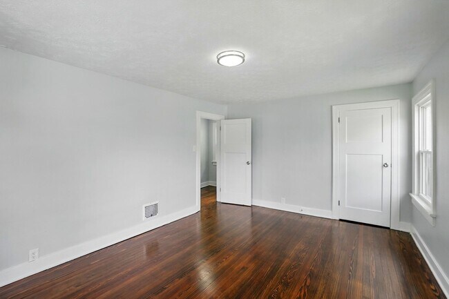 Building Photo - Two Bedroom in Dayton!