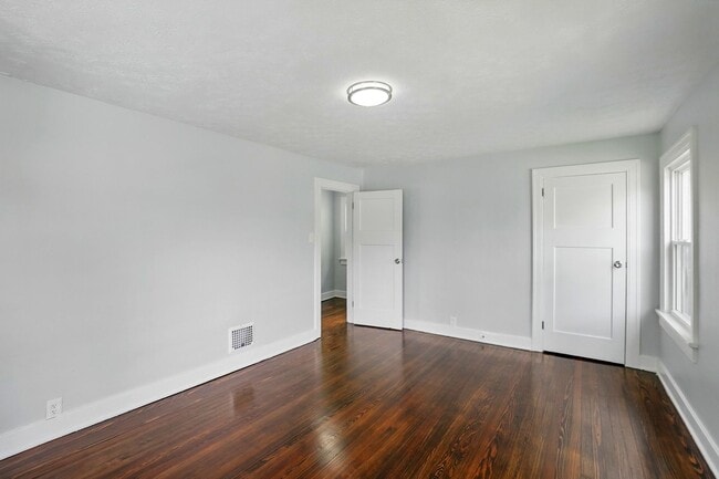 Building Photo - Two Bedroom in Dayton With Move in Special!!