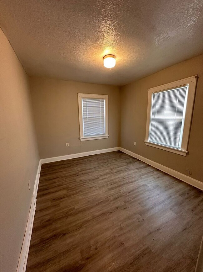 Building Photo - 2 Bedroom 1 Bath