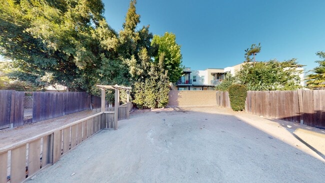 Building Photo - 4BD/3BA, Pool!! BIG house, 1800sqft!! (Lea...