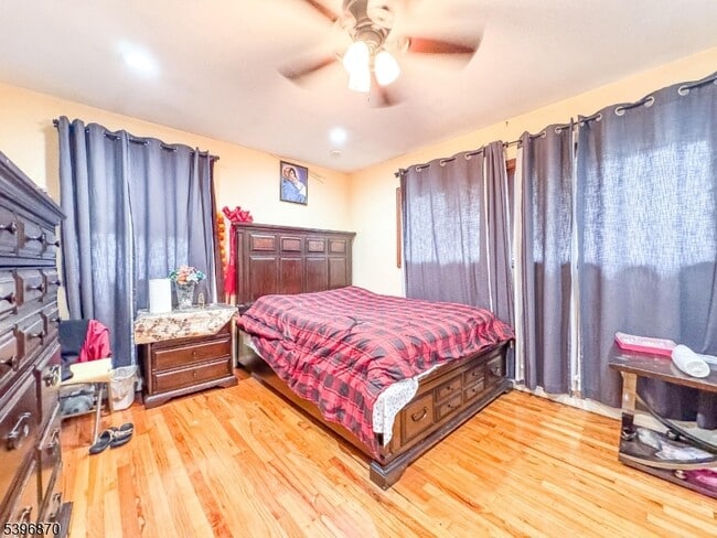 Building Photo - 617 Sycamore St