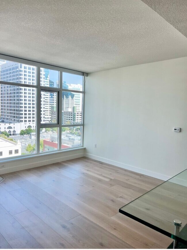 Building Photo - Stunning 1 bedroom, 1.5 bath in The Grande...