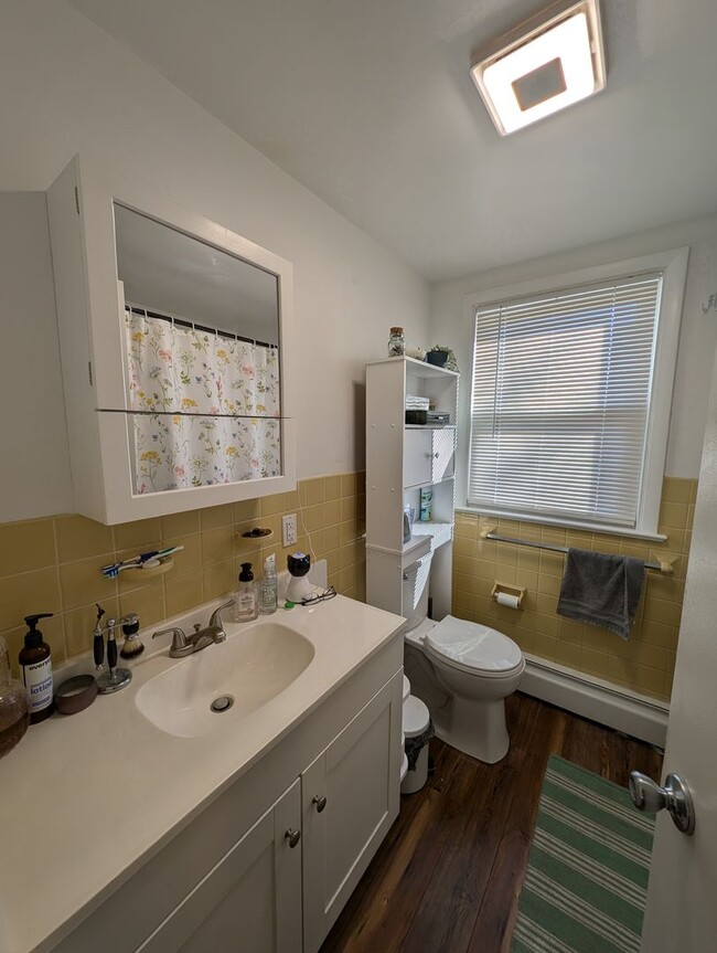 Building Photo - Beautiful and Spacious 1 Bed 1 Bath Apartment Above Garage