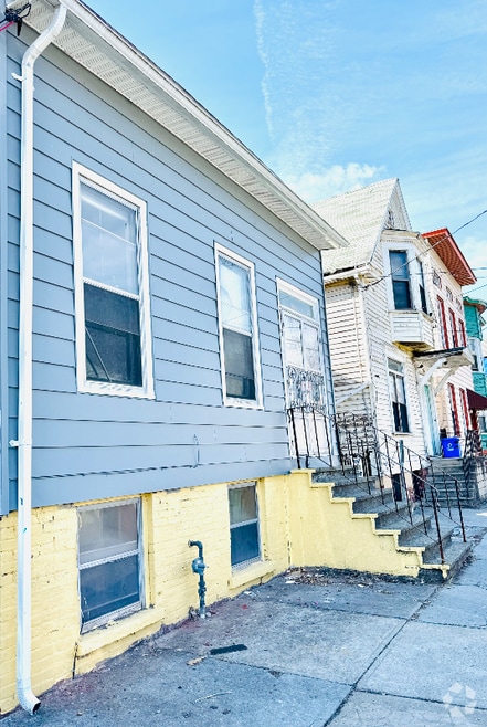 Building Photo - 502 1st St