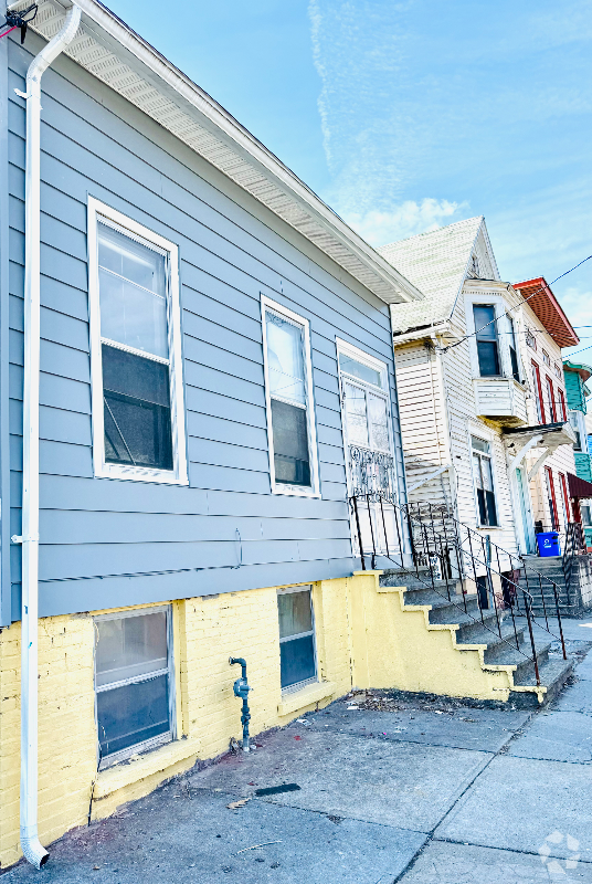 Building Photo - 502 1st St