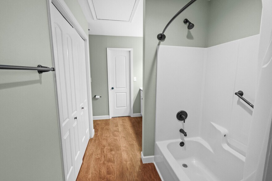 Building Photo - 303 Southcreek Dr