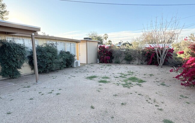 Building Photo - 3 Bed/2 Bath home with backyard and swimming pool!