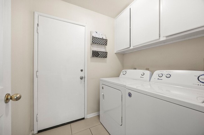 Building Photo - Beautiful Updated Corner Lot 3 Bed 3 Bath ...