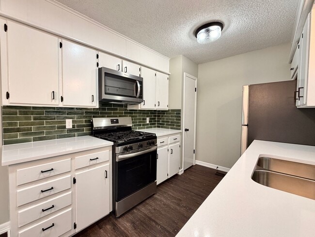 Building Photo - Newly Remodeled 3/2 Jenks Home