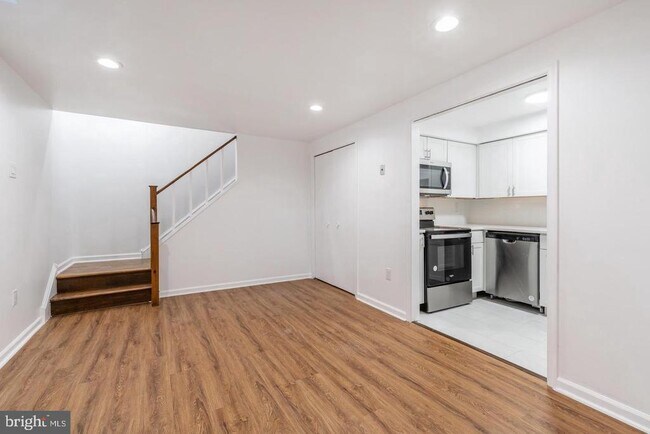 Building Photo - 422 S 15th St