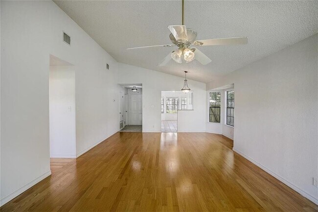 Building Photo - 605 Russet Valley Dr
