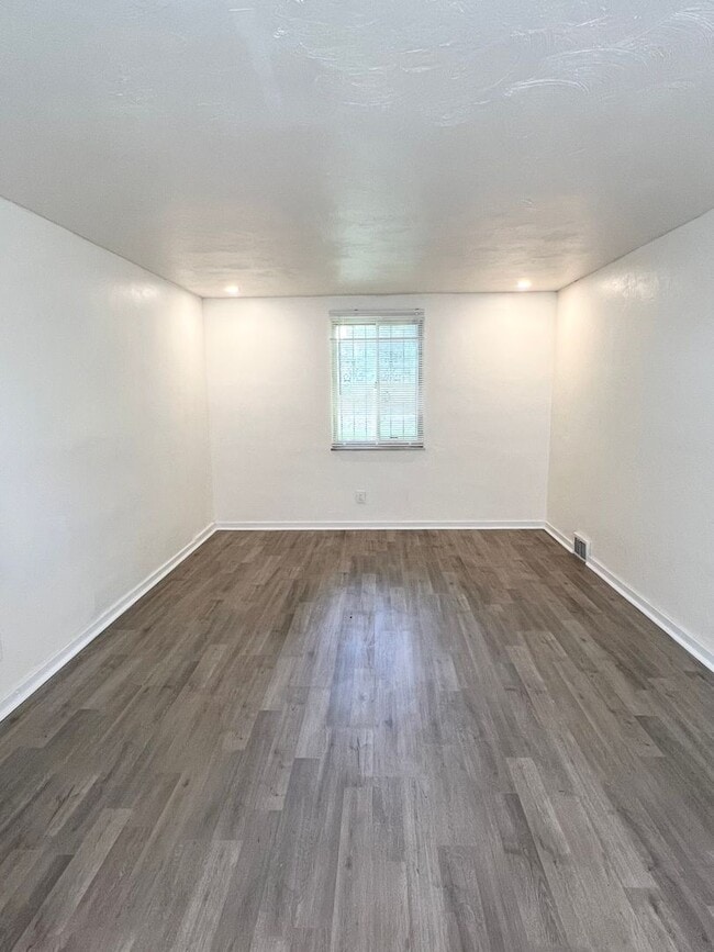 Building Photo - Updated 3 Bed, 1 Bath in Verona- Central Air and Huge Kitchen!!