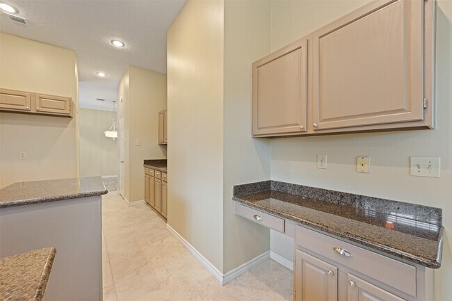 Building Photo - 211 Scarlet Maple Dr