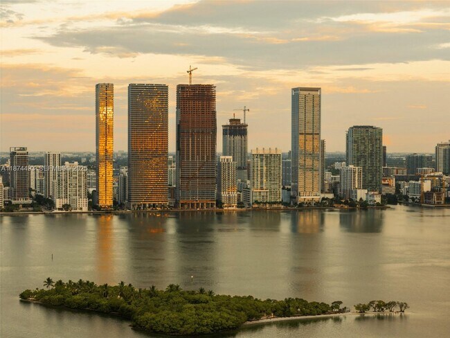 Building Photo - 700 NE 24th St