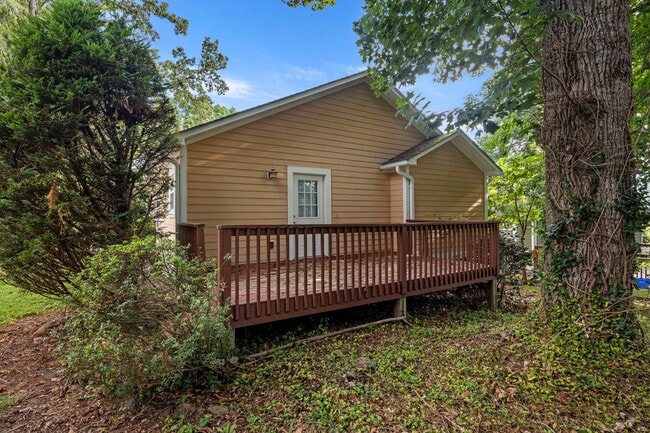 Building Photo - Cute House in Arden!