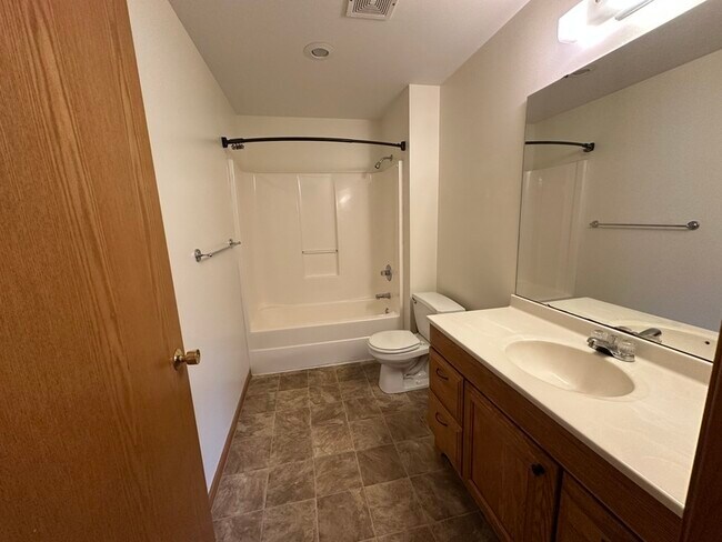 Building Photo - 6601 Creekside Dr NE