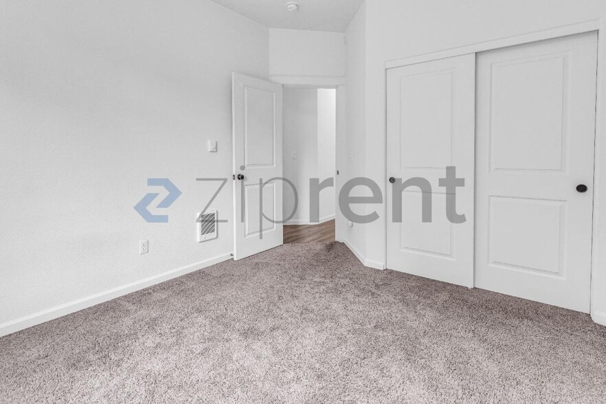 Building Photo - Unit