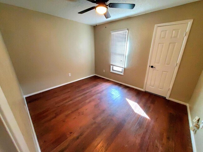 Building Photo - Spacious and Gorgeous 3/2 in Northwest Lub...