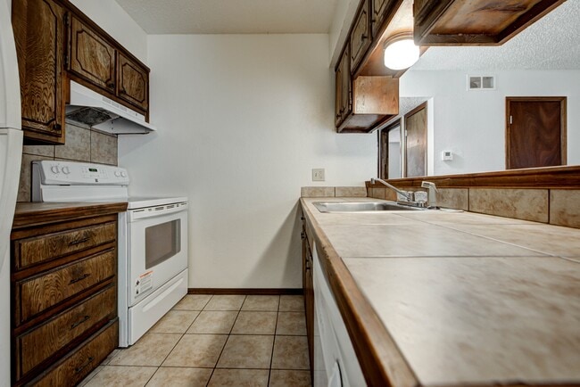 Building Photo - 1315 Glen Oaks Ct